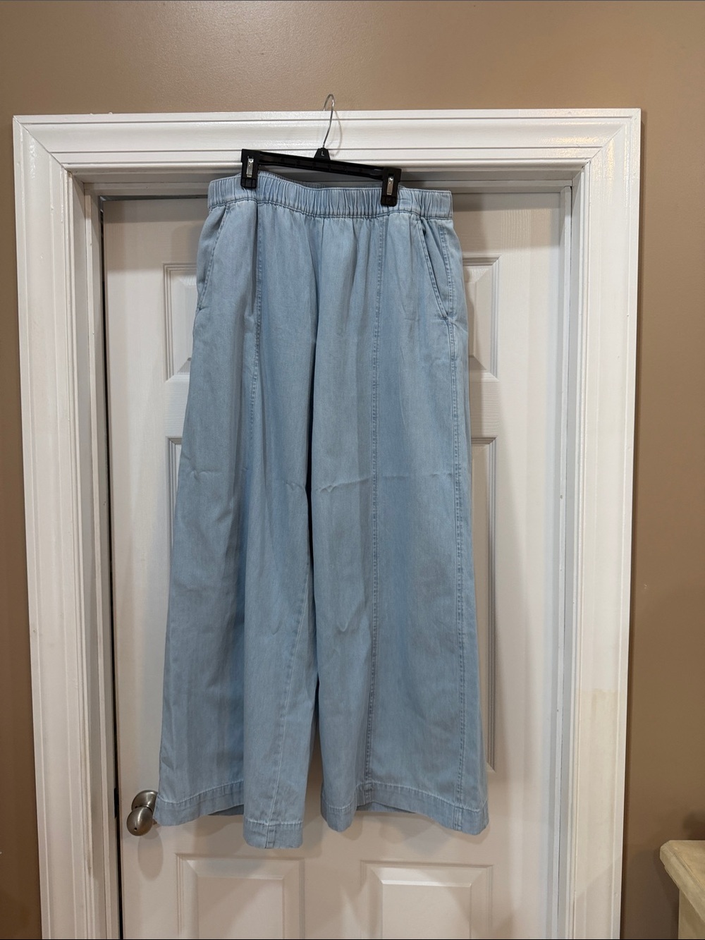 LOFT Light Blue Wide-Leg Jeans. Tall Ankle Chambray Pants. Sz large. Euc.